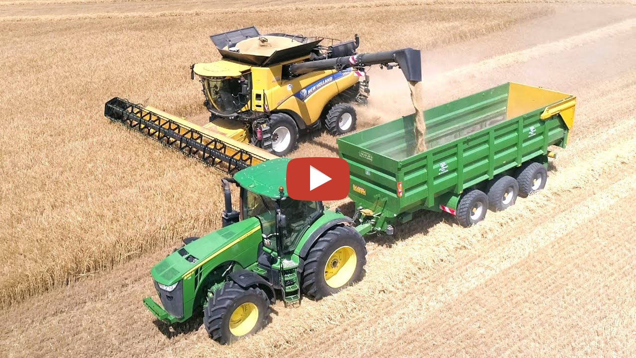 Un Chantier De Moisson D Orge Avec John Deere Et New Holland Cr