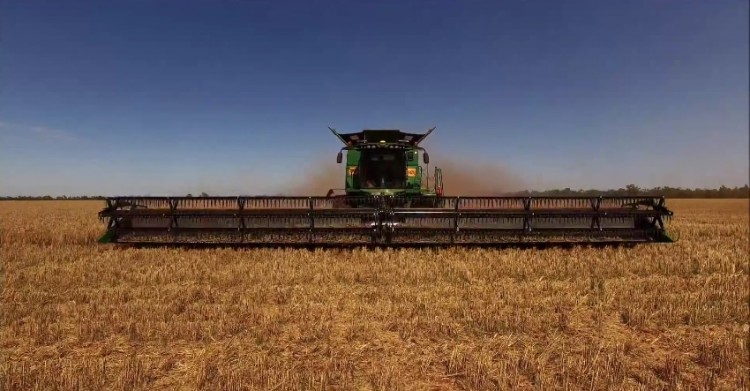 60' Midwest Draper Platforms in Action on John Deere Combines ...