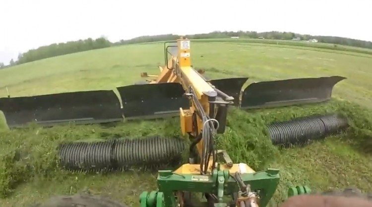 Merging hay 2016. OXBO 334 34' merger pulled by a John Deere 8100 ...